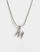 Cadena plateada de acero quirúrgico con dije de letra "B" con strass incrustados.