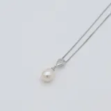 Conjunto de collar y dije en plata 925 con perla de río colgante.