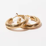 Par de aros tipo argolla dorados con diseño retorcido.