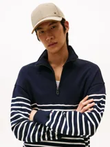 Gorra de béisbol clásica de seis paneles confeccionada en franela de puro algodón color beige, con botón en la parte superior, ojales de ventilación, hebilla de ajuste metálica en la parte trasera y logo esmaltado de Tommy Hilfiger en la parte delantera.