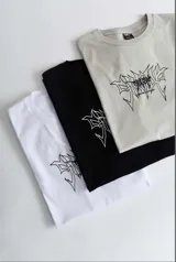 Remera beige de algodón premium, corte oversize y manga corta. Estampado frontal con diseño abstracto en negro.