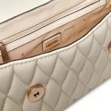 Cartera de hombro Guess modelo Valla, color blanco hueso (bone), con diseño acolchado en patrón de rombos. Presenta solapa frontal con el logo metálico dorado de Guess y asa superior corta, además de correa ajustable para llevar al hombro o cruzada.