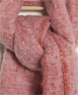 Bufanda manta de tejido suave, color blanco hueso, con flecos definidos en los bordes.