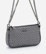 Bolso bandolera pequeño color gris plomo con textura trenzada, cierre de cremallera y asa de cadena desmontable.