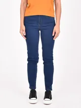 Jean ajustado tiro alto, color azul oscuro, con efecto levemente desgastado.