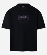Remera negra de corte oversized, confeccionada en tejido de malla de algodón sostenible. Presenta cuello redondo, mangas cortas y estampa tribal con lettering en el frente.