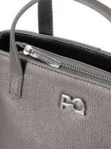 Cartera de cuero color gris plomo, con doble asa corta y correa larga regulable y desmontable. Tiene logo metálico de la marca en el frente y tiracierre personalizado. El interior está forrado con tela estampada y tiene un bolsillo aplicado.