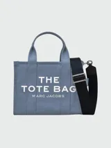 Bolso tote Marc Jacobs modelo The Canvas Small Tote Bag, color celeste con letras blancas y correa negra.