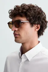 Camisa negra de manga larga, corte slim fit, con cuello italiano y cierre frontal de botonadura.