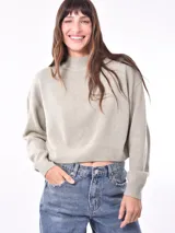 Polerón de tejido de punto color verde militar, con cuello alto y corte holgado.