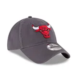 Gorro estilo dad hat New Era, color gris oscuro, con logo bordado del equipo de baloncesto Chicago Bulls en el frente. Es ajustable y tiene visera curva.