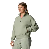 Buzo Columbia para mujer, color verde salvia, con media cremallera frontal, cuello alto, corte holgado, puños y cintura elastizados, y logo de la marca bordado en el pecho. Confeccionado en felpa francesa.