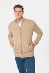 Campera tejida de algodón color azul con cierre frontal y bolsillos laterales.