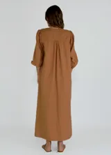 Vestido largo color azul con textura arrugada, escote en V y mangas 3/4 abullonadas.