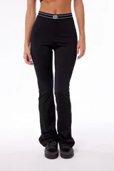 Pantalón bootcut de polisap color negro opaco con elástico mamba con logo tejido en la cintura.