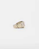 Cinturón de cuero graneado color beige con hebilla metálica y diseño elegante.