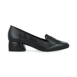 Zapato de cuero negro, tipo mocasín, con punta cuadrada, detalle de antifaz con textura de cocodrilo y taco geométrico.