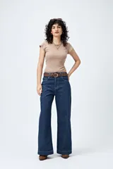 Pantalón de jean azul oscuro, de corte ancho y tiro medio.