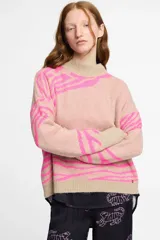 Sweater tejido en jersey con diseño de cebra en tonos beige y rosa.