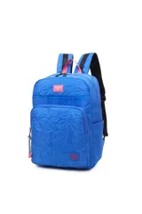 Mochila azul con estampado de hojas en relieve, detalles en rosa y logo de la marca en el frente.