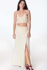 Falda midi tejida a rayas verticales en tonos celeste y azul, con cintura elástica y abertura lateral.