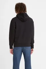 Buzo hoodie negro de Levi's con logo estampado en el pecho y bolsillo tipo canguro.