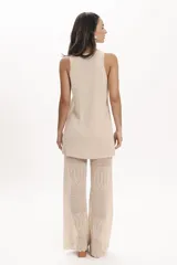 Pantalón palazzo de punto calado negro, con cintura elástica y corte acampanado.