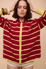 Campera con cierre frontal, de tejido con textura ondulada a rayas horizontales color rojo y amarillo.