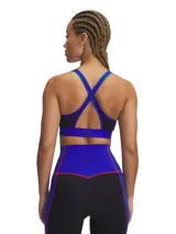 Top deportivo negro con contorno inferior rojo, tirantes azules y logo de Project Rock en el centro.