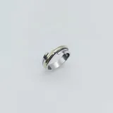 Anillo en plata 925 con detalles en oro, diseño moderno y minimalista.