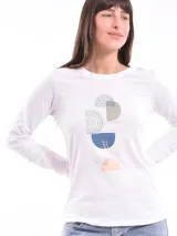 Remera blanca de manga larga con cuello redondo y estampado abstracto en tonos pastel.
