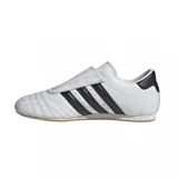 Zapatillas Adidas para taekwondo, color blanco con las tres tiras clásicas en negro y suela color caramelo.