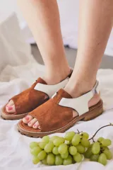 Sandalias marrones con tiras de cuero texturizado y suela track negra.