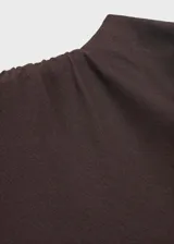 Vestido midi marrón sin mangas, con cuello alto y diseño entallado con drapeado lateral.