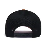 Gorro tipo trucker color marrón con paneles traseros de malla negra y parche frontal con el logo de Caterpillar.