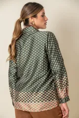 Camisa italiana de satén estampado en tonos verdes con manga larga y patrón floral.