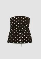 Top strapless color marrón chocolate con estampado de lunares blancos, corte en A y elástico en la espalda.