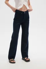 Pantalón de jean azul oscuro con glitter, corte recto y tiro alto.