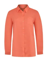 Camisa de lino orgánico color naranja, de corte recto, manga larga y cuello camisero.