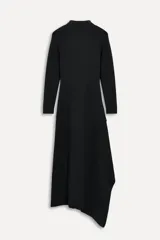 Vestido negro de lana con cuello alto, mangas largas y bajo asimétrico.