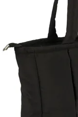 Bolso shopper color beige con diseño acolchado y pespuntes verticales. Tiene doble asa de hombro y cierre superior.