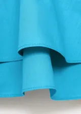 Top strapless celeste con volados y cierre de cremallera en la parte posterior.