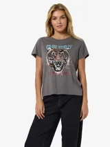 Camiseta gris con estampado de tigre y las frases "Free Spirit" y "Stay Strong".