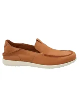 Mocasín de cuero color marrón claro, con puntera redondeada y suela blanca de goma.