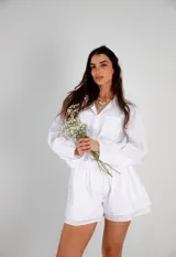 Conjunto blanco de lino, compuesto por una camisa de manga globo y un short con forro.