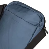 Bolso bandolera Caterpillar negro con logo amarillo, correa ajustable y bolsillo frontal con cierre.