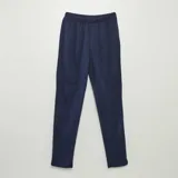 Conjunto de pijama largo de punto, compuesto por una remera blanca de manga larga con estampado de casco de fútbol americano y un pantalón azul marino liso.