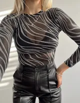 Remera con diseño de rayas en negro y plateado, de manga larga y ajuste ceñido.