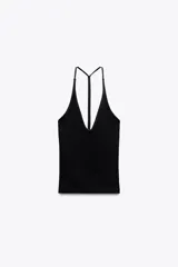 Top negro de cuello halter con escote pico y tiras finas en la espalda.