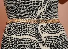 Cinto dorado de cadena con eslabones circulares entrelazados.